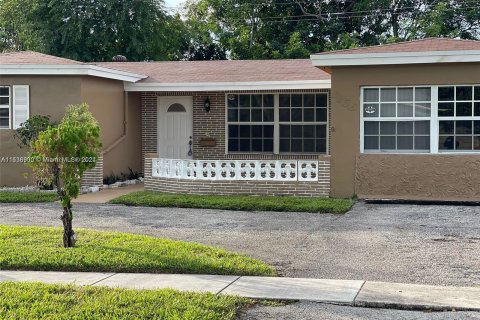 Villa ou maison à vendre à Lauderdale Lakes, Floride: 4 chambres, 143.26 m2 № 1325211 - photo 2