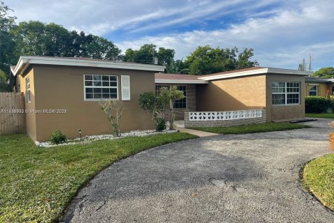 Villa ou maison à vendre à Lauderdale Lakes, Floride: 4 chambres, 143.26 m2 № 1325211 - photo 1