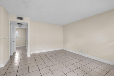 Condo in Oakland Park, Florida, 2 bedrooms  № 1325214 - photo 13