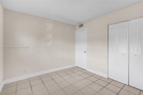 Condo in Oakland Park, Florida, 2 bedrooms  № 1325214 - photo 17