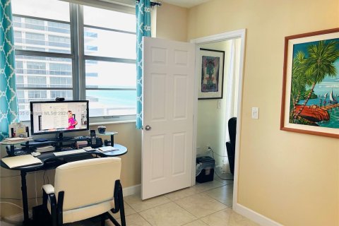 Condo in Miami Beach, Florida, 2 bedrooms  № 1237866 - photo 16