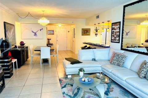 Condo in Miami Beach, Florida, 2 bedrooms  № 1237866 - photo 9