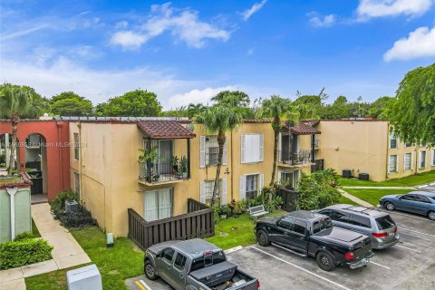 Condo in Miami, Florida, 2 bedrooms  № 1388337 - photo 15