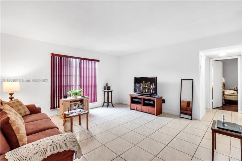 Condo in Miami, Florida, 2 bedrooms  № 1388337 - photo 1