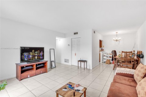 Condo in Miami, Florida, 2 bedrooms  № 1388337 - photo 3