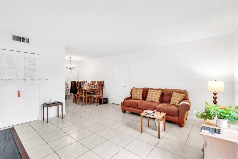 Condo in Miami, Florida, 2 bedrooms  № 1388337 - photo 2