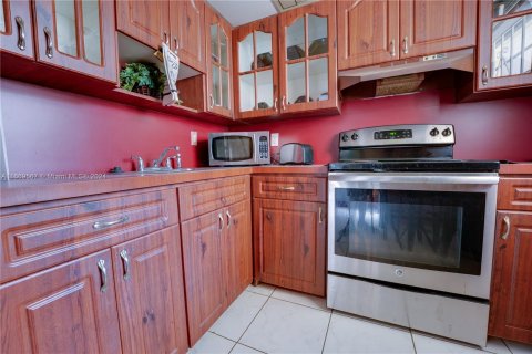 Condo in Miami, Florida, 1 bedroom  № 1388214 - photo 9