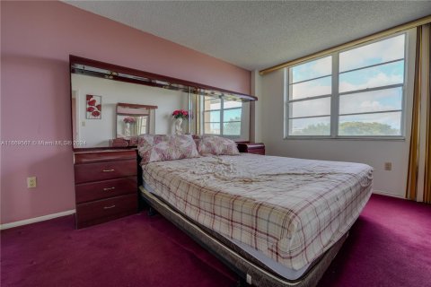 Condo in Miami, Florida, 1 bedroom  № 1388214 - photo 11