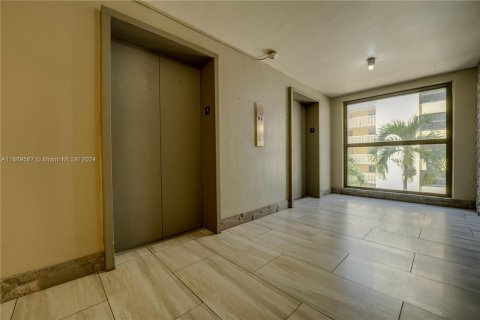 Condo in Miami, Florida, 1 bedroom  № 1388214 - photo 21