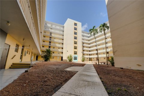 Condo in Miami, Florida, 1 bedroom  № 1388214 - photo 20