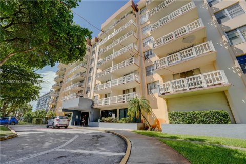 Condo in Miami, Florida, 1 bedroom  № 1388214 - photo 1