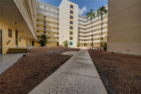 Condo in Miami, Florida, 1 bedroom  № 1388214 - photo 22