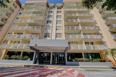 Condo in Miami, Florida, 1 bedroom  № 1388214 - photo 2