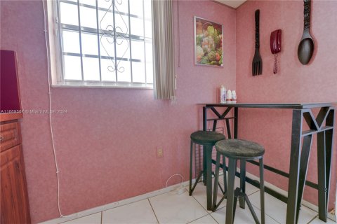 Condo in Miami, Florida, 1 bedroom  № 1388214 - photo 10