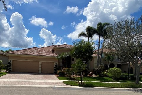 House in Pembroke Pines, Florida 5 bedrooms, 263.29 sq.m. № 1388208 - photo 2