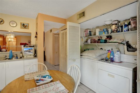 Condo in Miami, Florida, 3 bedrooms  № 1316612 - photo 16