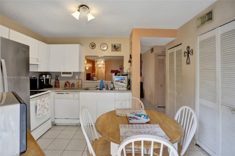 Condo in Miami, Florida, 3 bedrooms  № 1316612 - photo 15