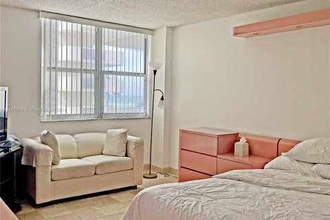 Condo in Miami Beach, Florida, 1 bedroom  № 1358573 - photo 13