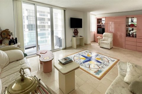 Condo in Miami Beach, Florida, 1 bedroom  № 1358573 - photo 23