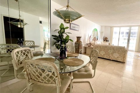 Condo in Miami Beach, Florida, 1 bedroom  № 1358573 - photo 6