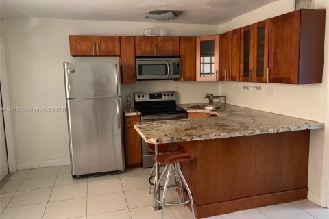 Condo in Miami Beach, Florida, 1 bedroom  № 1356957 - photo 1