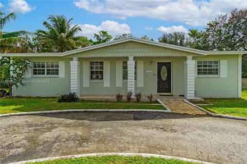 House in Miami Gardens, Florida 3 bedrooms, 129.6 sq.m. № 1356919 - photo 1