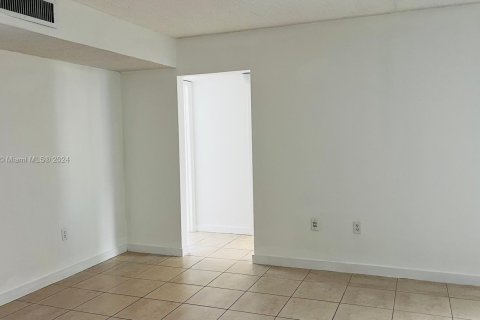 Condominio en alquiler en Miami, Florida, 3 dormitorios, 96.62 m2 № 1356873 - foto 17