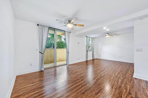 Condo in West Palm Beach, Florida, 2 bedrooms  № 747968 - photo 18