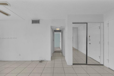 Condo in Sunny Isles Beach, Florida, 1 bedroom  № 1188350 - photo 9