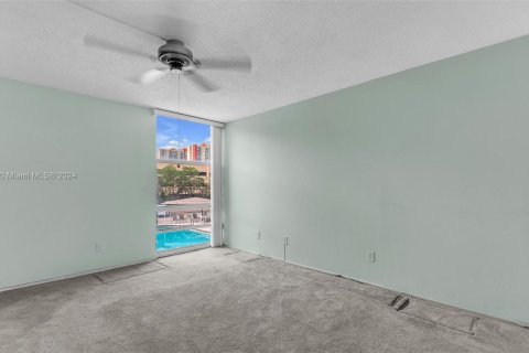 Condo in Sunny Isles Beach, Florida, 1 bedroom  № 1188350 - photo 13