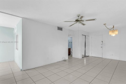 Condo in Sunny Isles Beach, Florida, 1 bedroom  № 1188350 - photo 8