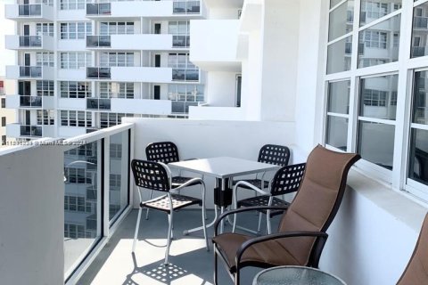 Copropriété à vendre à Miami Beach, Floride: 1 chambre, 65.03 m2 № 940268 - photo 2