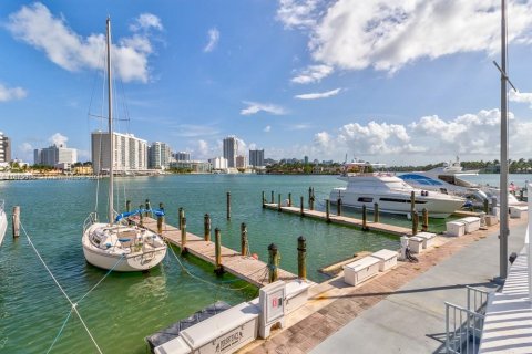 Condo in Miami Beach, Florida, 1 bedroom  № 1399534 - photo 28