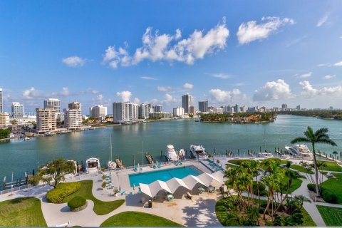 Condo in Miami Beach, Florida, 1 bedroom  № 1399534 - photo 1