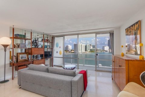 Condo in Miami Beach, Florida, 1 bedroom  № 1399534 - photo 2