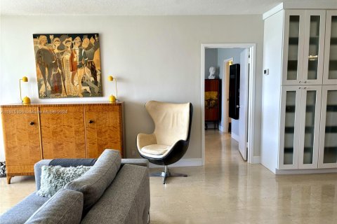 Condo in Miami Beach, Florida, 1 bedroom  № 1399534 - photo 16