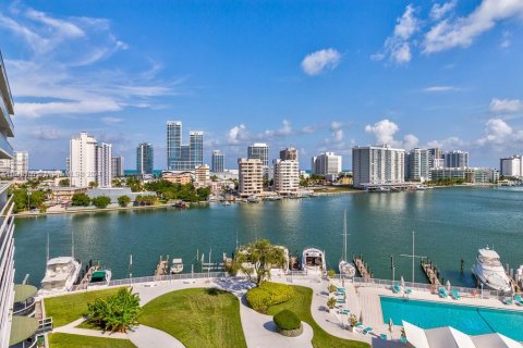 Condo in Miami Beach, Florida, 1 bedroom  № 1399534 - photo 25