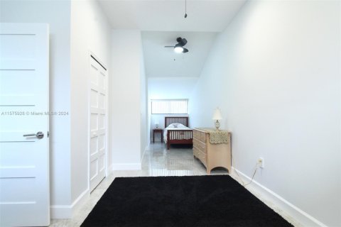 Townhouse in Sunny Isles Beach, Florida 4 bedrooms, 225.29 sq.m. № 1141649 - photo 11