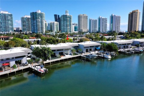 Touwnhouse à vendre à Sunny Isles Beach, Floride: 4 chambres, 225.29 m2 № 1141649 - photo 3