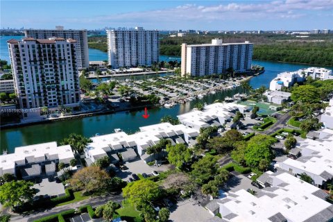 Touwnhouse à vendre à Sunny Isles Beach, Floride: 4 chambres, 225.29 m2 № 1141649 - photo 9