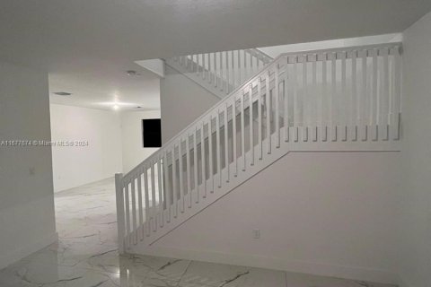 Villa ou maison à vendre à Miami, Floride: 5 chambres, 302.12 m2 № 1404359 - photo 3