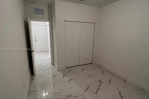 Casa en venta en Miami, Florida, 5 dormitorios, 302.12 m2 № 1404359 - foto 25