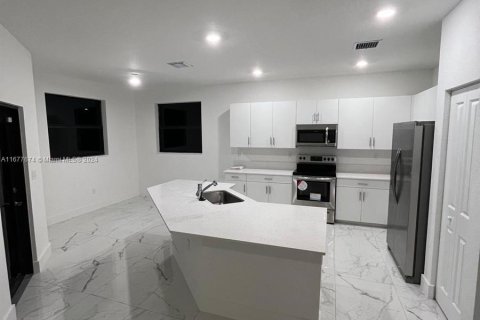 Casa en venta en Miami, Florida, 5 dormitorios, 302.12 m2 № 1404359 - foto 24