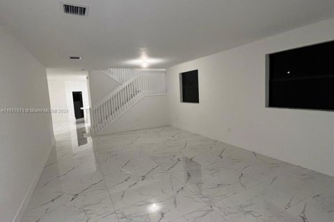 Villa ou maison à vendre à Miami, Floride: 5 chambres, 302.12 m2 № 1404359 - photo 1