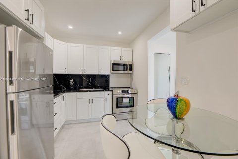 Casa en alquiler en Miami, Florida, 2 dormitorios № 1357140 - foto 4