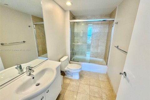 Apartamento en alquiler en Hallandale Beach, Florida, 3 dormitorios, 171.03 m2 № 1168206 - foto 12