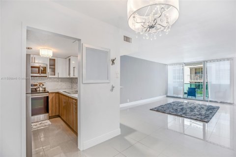 Condo in Miami Beach, Florida, 1 bedroom  № 1078346 - photo 1