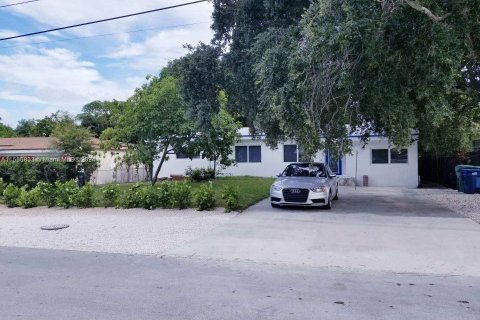 House in Miami, Florida 4 bedrooms, 175.59 sq.m. № 1078345 - photo 1