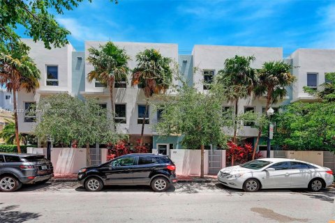 Condo in Miami Beach, Florida, 3 bedrooms  № 1173835 - photo 1