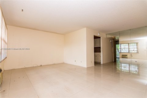 Condominio en venta en Pembroke Pines, Florida, 1 dormitorio, 75.34 m2 № 975736 - foto 4